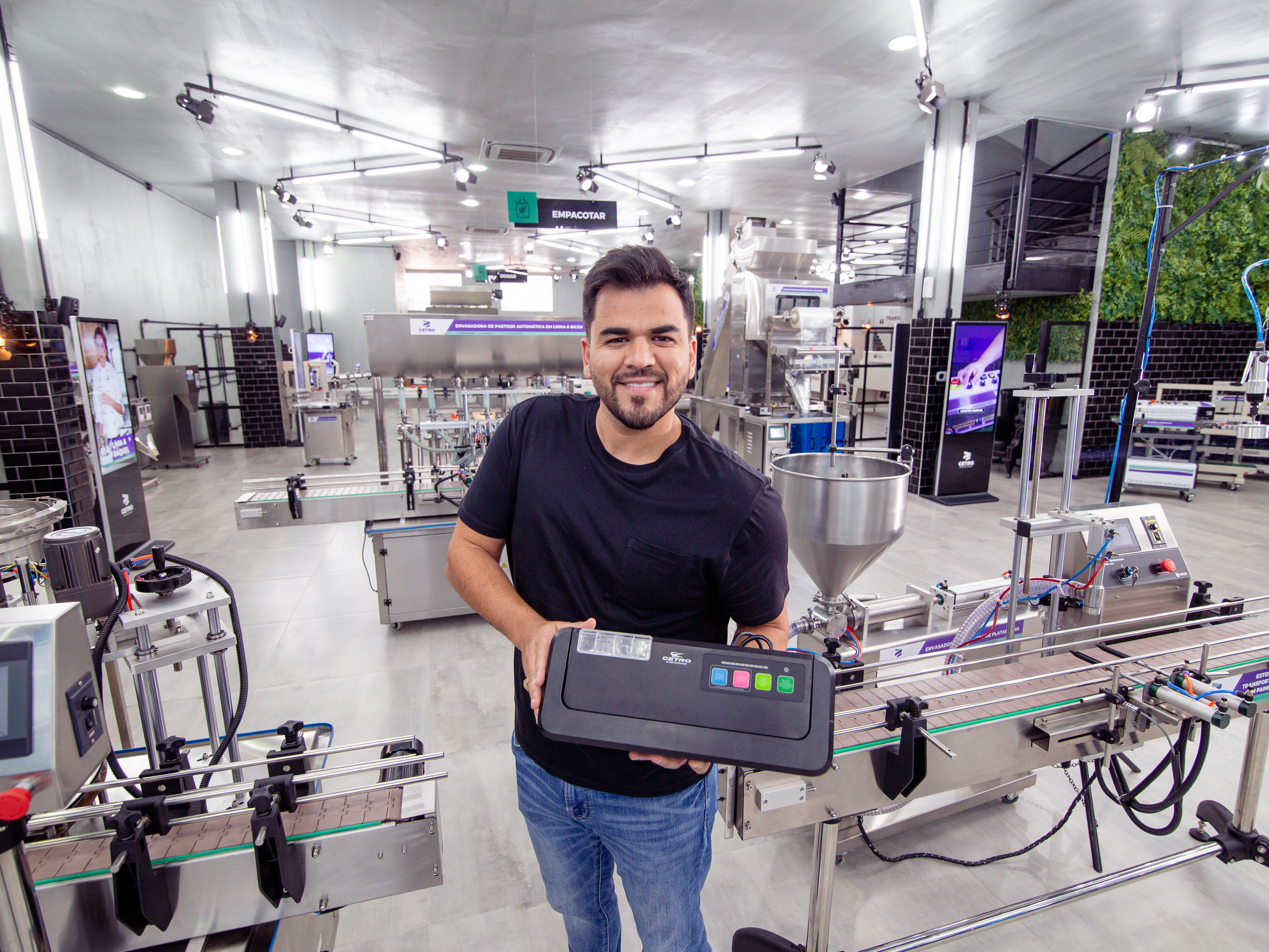 Leonardo Mello começou testando máquinas na garagem e hoje planeja abrir unidade nos EUA